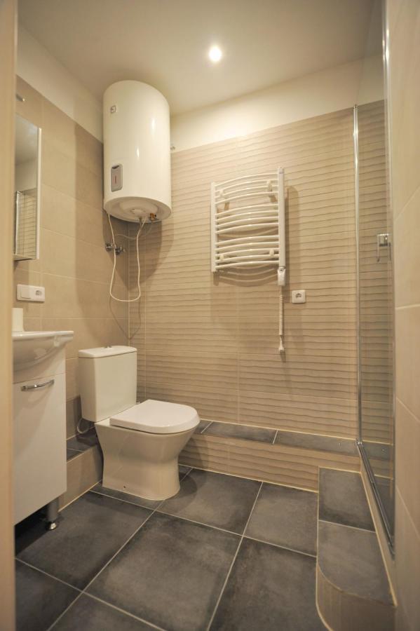 Central Comfort At Hanzas Residence, Stay Near Cafes, Bars, Museums & Esplanade Riga Bagian luar foto