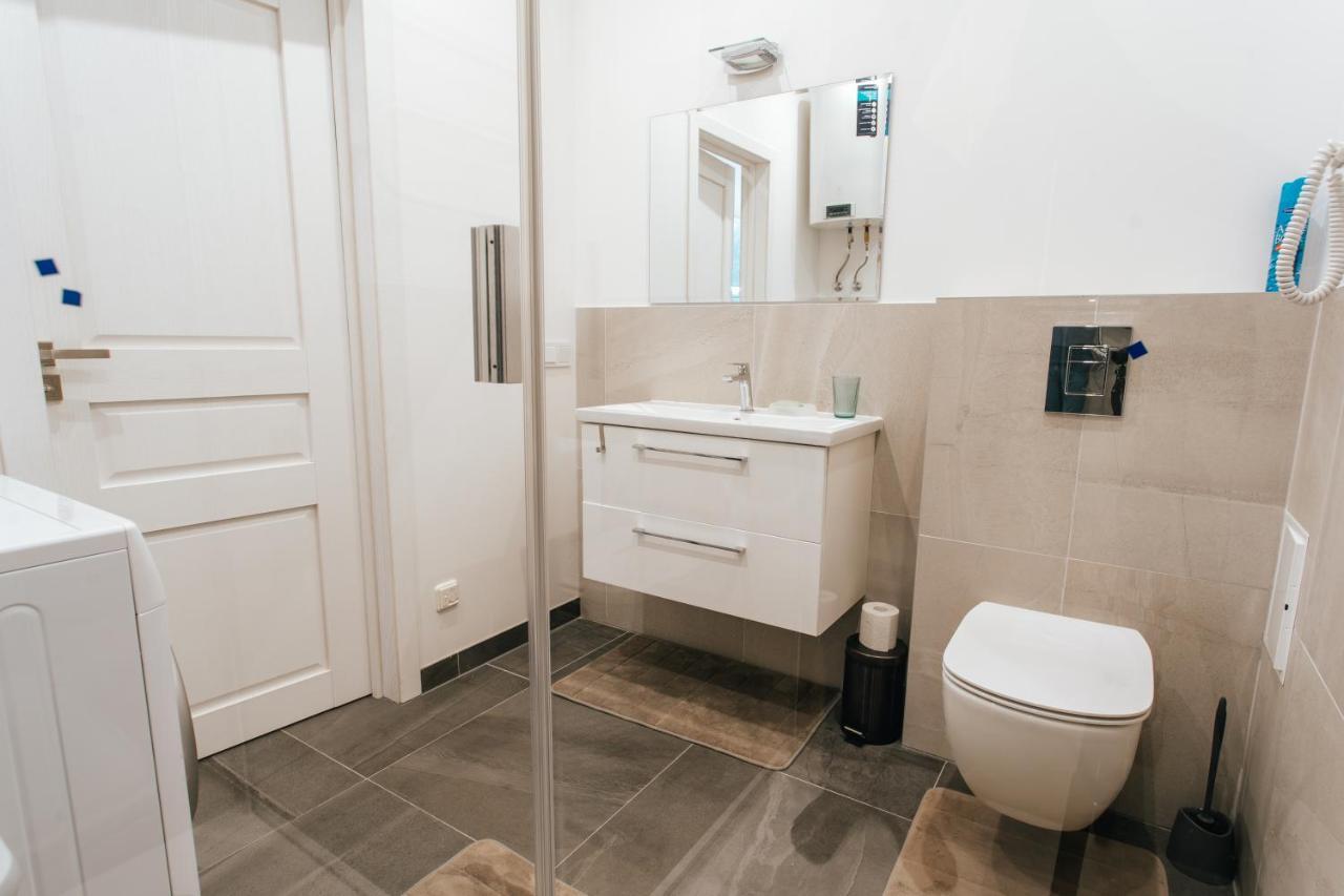 Central Comfort At Hanzas Residence, Stay Near Cafes, Bars, Museums & Esplanade Riga Bagian luar foto