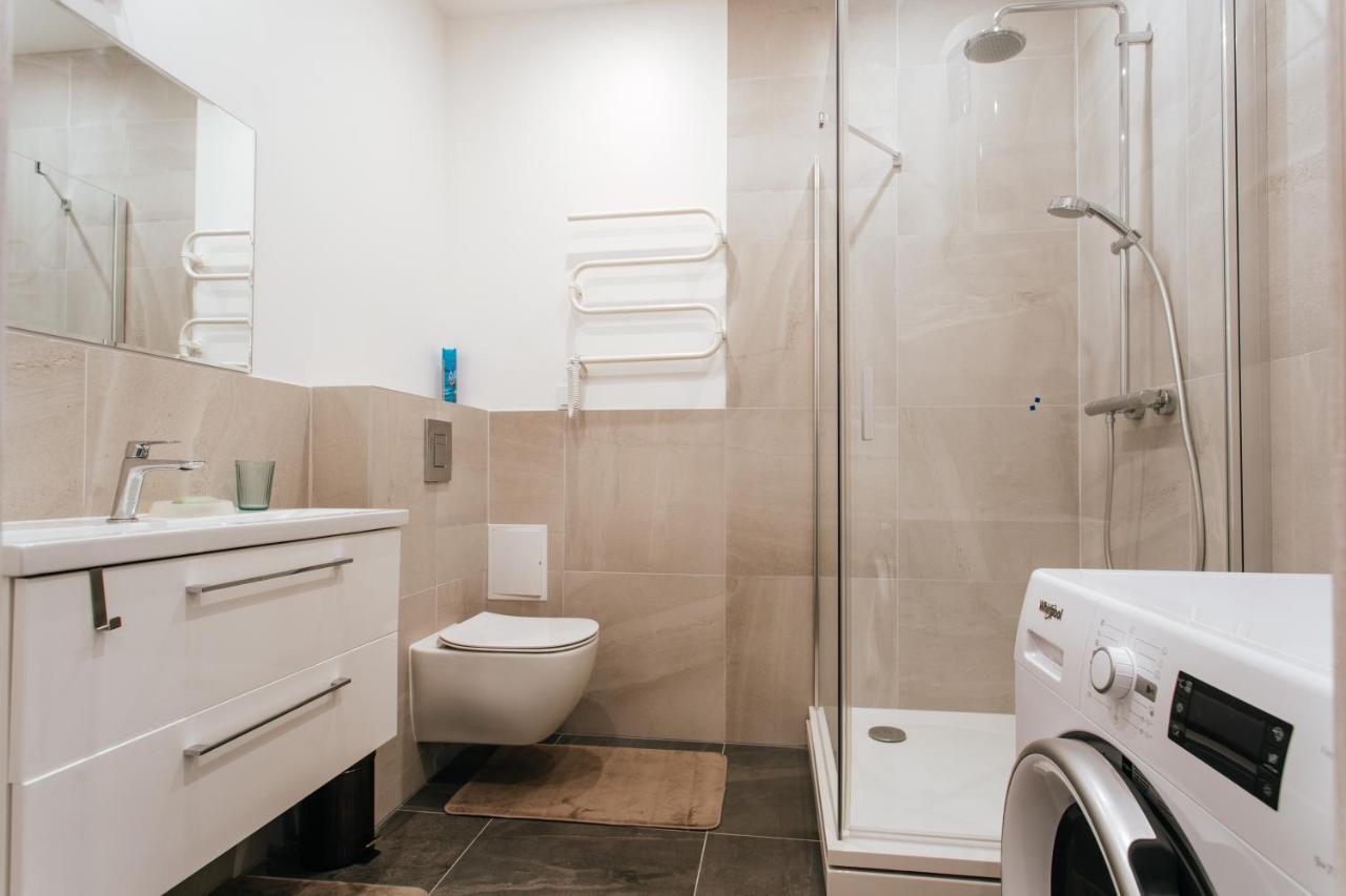 Central Comfort At Hanzas Residence, Stay Near Cafes, Bars, Museums & Esplanade Riga Bagian luar foto